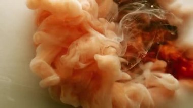 Dalgayı karıştır. Duman bulutu. Odaklanmamış beyaz bronz renkli buhar deseni mürekkep lekesi parlatıcı damlası soyut sanat arka planına damlıyor.