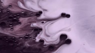 Damlama dokusu. Boya karışımı. Odaklanmamış beyaz süt rengi mürekkep köpüğü su kabarcığı sıvı damlaları soyut sanat eserine dökülüyor koyu siyah arkaplan.