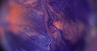 Sanat sıvısı. Parlak bulanık boya. Turuncu menekşe emülsiyon yuvarlak prizmaya karışır. Odaklanmamış mor renk çerçeve soyut arkaplan üzerine girdap akışı.