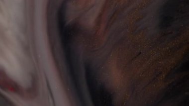 Sanat emülsiyonu. Kimyasal parıltı. Grunge gri, siyah, altın sarısı pembe boya parıldayan sıvı dokuya yayılmış. Pürüzsüz karışık parçacıklar soyut arkaplanı bulanıklaştırır.