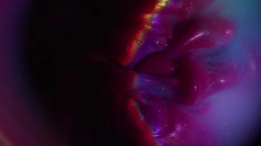 Köpüklü sıvı. Mistik sis. Parlayan gökkuşağı patlama mürekkebi soyut arka plan dairesinin parıldayan objektifinin üzerine döküldü. Kırmızı mor mavi boya karışımı.