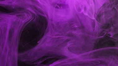 Mor girdap. Parlak duman. Canlı renkli bulutsu kabarık spiral arka plan. Karışık suluboya peçe boyasıyla yumuşak dalgalı mürekkep akışı.