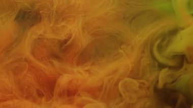 Duman dalgası. Renkli duman. Bulutlarda bulanık akış karışımı. Havadar turuncu boya tozu kozmik örtülü sis akışı su deseni soyut arkaplan.