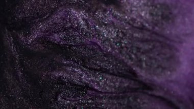 Pigment yayılmış. Sıvı damlası. Mor siyah boya akışı soyut, parıldayan arka plan sıvısı yüzeyi. Koyu renk sprey karışımı çözülmüş serpinti..