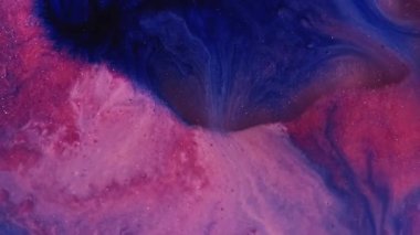 Boya dökülmüş. Sanat sıvısı. Pembe mor sıvı karışım boya renk parçacıkları soyut bulanık arkaplan. Pigment damlası akışı mermer parıldayan doku.