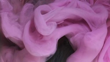 Parlak boya bulutu. Noel oyuncak küresi. Odaklanmamış pembe renkli parlayan boya mürekkebi soyut sanat arka planında desen altın topu sıçratıyor..