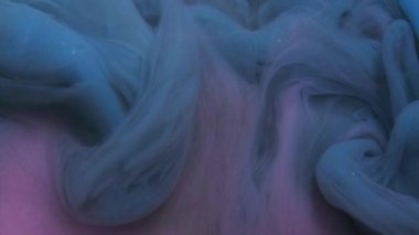 Boya sıçrama dumanı. Sıvı enerji dumanı. Soyut sanat desenli arka planda odaklanmış mor mavi sıvı akışı sıvı bulut buharı mürekkep dokusu.