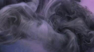 Haze fantezisi. Sıçrama bulutu. Odaklanmamış mor metalik pembe sisli boya mürekkep buharı soyut sanat arka planında ışıl ışıl parlayan duman..