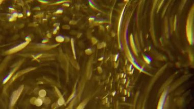 Kaleydoskop parıltısı. Bulanık kıvılcım gökkuşağı. Soyut sanat ışığı arka planında odaksız sarı renkli parlak mercek spektrumuName.