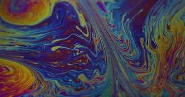 Renkli sıvı. Benzin deseni. Odaksız mavi mor parlak mürekkep sıvısı soyut yaratıcı akrilik sanat arka planına dökülüyor..