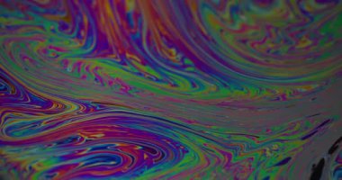 Mürekkep karışımı. Yağ sıvısı. Yeşil soyut akrilik sanat arka planında yüzen kırmızı mor renkli yuvarlak sıvı doku dalgası.