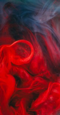 Duman suyu. Bulut buharı. Soyut akrilik arkaplan üzerine yayılan mavi renkli parlak renkli sıvı..