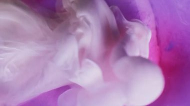 Dikey video. Parlak duman. Sis sıvısı. Soyut arkaplanda beyaz boya sisi pembe elmas bulanık su.