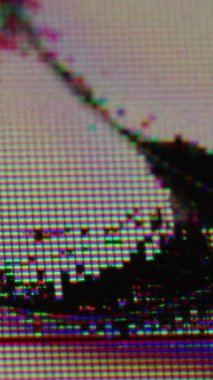 Dikey video. Analog parazit. Hasarlı televizyon. Siyah nokta bulanıklığı çatlak monitöre yayılır. Akıllı telefon bilgisayar tabletinin sorunlu cam yüzeyi.