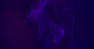 Arkaplanı boya. Duman akışı. Odaklanmamış mavi neon rengi buhar suyu deseni pigmenti soyut koyu siyah soyutlama üzerinde hareket ediyor.