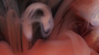 Parıldayan duman. Pigment akışı. Islak soyut bulanık arkaplanda bej turuncu parlak boya dalgası dökülmüş. Yumuşak sis rengi kıvrımlı su dumanı.