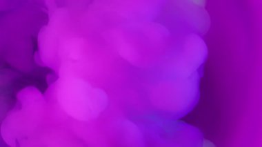 Duman akıntısı. Mor akış. Karanlık su arka planında çözünmüş renk ışık dalgası sızıntısı. Parlak mor neon pigment sanat objektifi efekti.