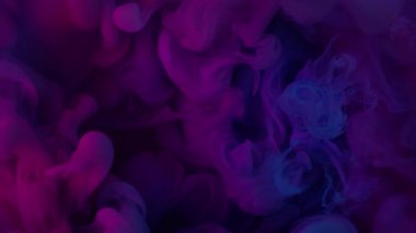 Sihirli buhar Boya sıçraması. Neon rengi su boya akışı. Mor pembe peçe sıvı damla soyut arkaplan dokusu.