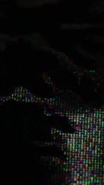 Dikey video. Bozuk televizyon. Saptırılmış analog. Hasarlı elektronik ekranın piksel renkli titreşimi. Siyah dolgu hatası, bulanık sıvı boyayla çatlak yüzey..