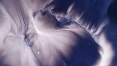 Mermer pigmenti. Boya akışı. Soyut sanat arka planında yüzen mavi beyaz renkli su dalgası kimyasal diş minesi akrilik sıvısı.