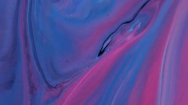 Mürekkep lekeleri. Mermer su. Bulanık siyah mavi pigment sıvı emaye emülsiyon dokusu soyut sanat arka planına dökülüyor.