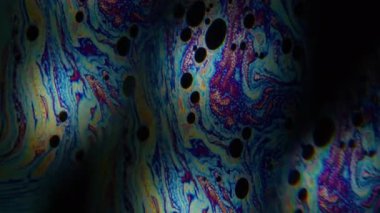 Gökkuşağı akış karışımı. Sanat benzini. Sıvı yüzey yağlı boya tabakasında mercek efekti. Soyut prizma bulanık akış siyah arkaplan.