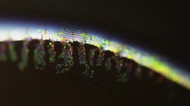 Hasar göstergesi. Arıza sanatı. Odaklanamayan yeşil renkli statik objeler koyu siyah soyut arkaplanda dijital siber titreşimler.