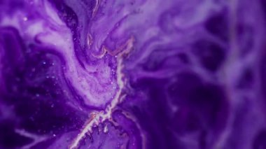 Parlak akış. Mermer sanat. Bulanık mor beyaz renkte, su parçacıklarında parıldayan boya soyut bokeh ışık arka planına dökülüyor..