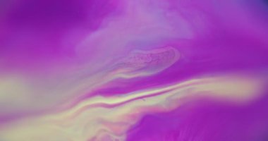 Akrilik sıvı. Boya sıvısı. Odaklanamayan mor mavi renkli ışıltılı su pigmenti soyut yaratıcı arka planda.