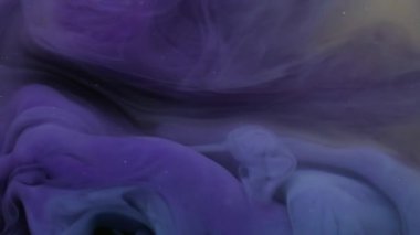 Köpüklü sis. Buhar sanatı. Suyun parlak dokusunda bulanık mor renk boya soyut arkaplanda yüzen kimyasal emülsiyon madde.