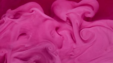 Parlak sis. Boya akışı. Bulanık kırmızı, pembe, akrilik, pırıl pırıl sisli, soyut arka planda dalgalanan sisli sıvı..