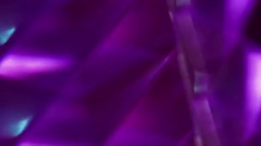 Görüntü değişimi. Çok renkli üçgenler. Metalik doku sarı mavi yeşil parçacıklar mercek alevi Bokeh ışık geometrik soyut arkaplan üzerinde hareket ediyor.