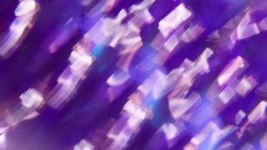 Mercek sızıntısı. Odaklanamayan kıvrımlar. Bulanık mavi mor soyut arkaplan üzerinde parlak ışık efekti ile renk parçaları kıvrılır.