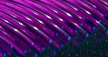 Bulanık ışık parlıyor. Parıltılı soyutlama. Odaklanmamış mor floresan görsel neon lens koyu siyah ışıklı arka planda hareket eden optik işaret fişeği.