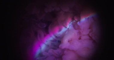 Neon dumanı. Renkli su. Odaklanamayan mor mavi parlak gökkuşağı sıvısı soyut koyu siyah ışık sanat arka planında yüzüyor..