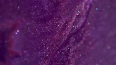 Parıltı karışımı. Mürekkep arkaplanı. Suyun kimyasal yapısında çözünmüş mor renkli lekeler soyut bokeh sanatına yayılıyor..