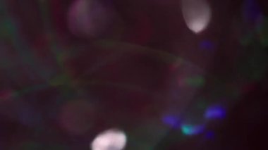 Bokeh fişeği. Bulanık parlak mercek. Yanıp sönen kaleydoskop yanıp sönen gölgeler soyut ışık arka planında daireler çiziyor..