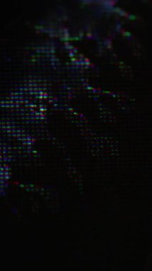 Dikey video. Kusurlu ekran. Analog parazit. Grunge mürekkebi ızgaraya dökülür. LCD parıldayan renk yüzeyi. Odaklanmamış kusurlu dijital arızayı göster.