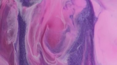 Akış lekesi. Mermer dokusu. Soyut sanat arka planına yayılan sıvı yağ karışımında çözünmüş pembe renkli mürekkep..