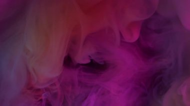 Haze bulutu. Renkli suluboya. Pembe turuncu puf akıntısı sanat sisinde karışıyor. Soyut boya sıvısı arka planda bulanık su girdabı.