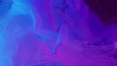 Dikey video. Sıvı dumanı. Yuvarlak doku. Odaklanmamış mavi neon rengi su boyası soyut yaratıcı arka planda süzülen duman damlası.