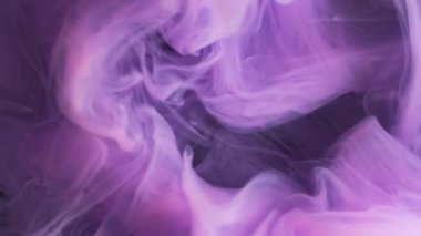 Duman dokusu. Mürekkep sisi. Mor renk akışı fantezi yüzen pigment, çözünmüş su sanatı soyut mistik arka planda çözünür.