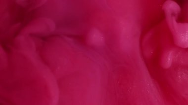 Parlayan toz. Pembe dalga. Parlak su mürekkebi renk akışı fantazisi ıslak doku. Bulanık parlak, parlak kırmızı boya karışımı soyut arkaplan.