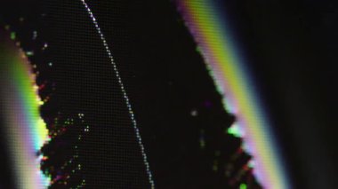 Ezilmiş görüntü. Piksel dokusu. Koyu siyah soyut dijital arkaplan üzerinde odaksız sarı renkli ışık titreşimi.