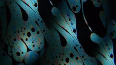 Hipnotik akım. Sabun köpüğü. Sanat petrol zemininde neon pigment mürekkep karışımı. Soyut tekrarlama prizması bulanık ışık renk karışımı.