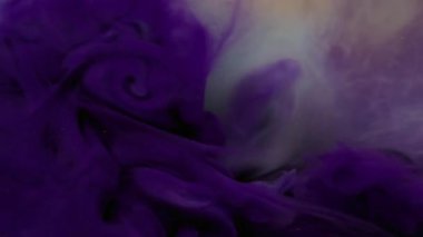Parıltı buharı. Suyu boya. Odaklanmamış mor renkli ruhani kıvrımlar soyut sanat arka planında sallanan kimyasal sıvılar..