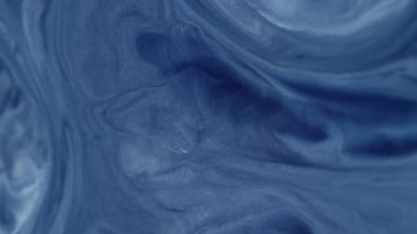 Boya sıçraması. Karışım akışı. Soyut yaratıcı arkaplanda yüzen mavi renkli kimyasal su mermer parçacıkları diş minesi dokusu.