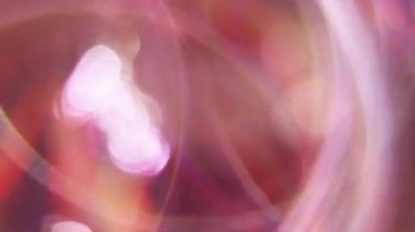 Dönüp duruyorum. Odaklanmamış sızıntı. Renkli optik çizgiler mercek alevi bulanık bokeh ışığı üzerinde hareket ediyor yaratıcı soyut ışıltı arka planı.