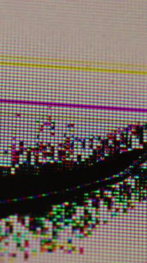 Dikey video. VHS sesi. Kusurlu ekran. Cam dijital çözünmüş yüzeydeki çatlak piksel hatasıyla örtüşüyor. Bozuk işaret fişeği analog statik.