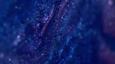 Parlak parıltı. Parıldayan su. Odaklanmamış mavi mor renkli yağ damlası. Soyut sanat arka planında yüzen kimyasal mermer sıvısı..